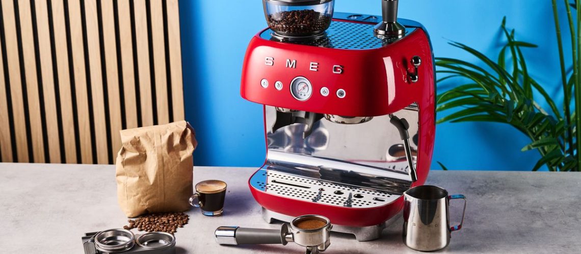 Smeg EGF03 מכונת אספרסו עם סקירת מטחנה: עיצוב רטרו מלוטש וכוס חלקה של ג'ו מאת ארין בשפורד פורסם ב-1 בנובמבר 24 אחת הדרכים הקלות ביותר להוסיף עדינות וסטייל לקפה הבוקר שלך - אבל אתה תשלם על זה