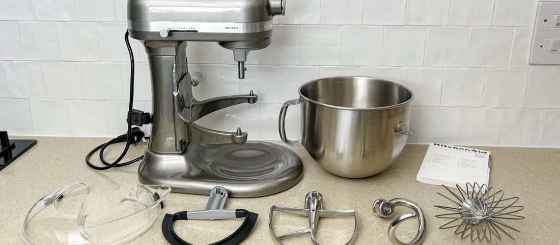 הכנתי עוגה, לחם ואפילו חמאה במיקסר סטנד 7 Quart KitchenAid - הנה מה שקרה מאת הלן McCue פורסם ב-2 בנובמבר 24 ניסיתי את KitchenAid שמאפשרת לך להגדיל את האפייה שלך לפרופורציות המשמחות את הקהל.