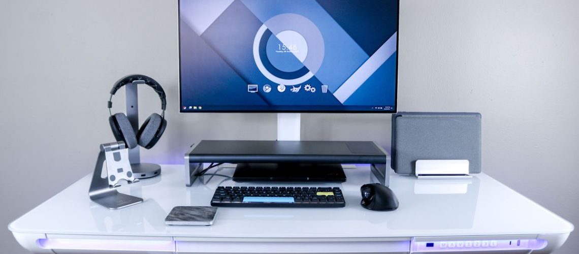 זה עתה בדקתי את השולחן העומד מזכוכית עם תאורת RGB משולבת - והוא מושלם עבור המחשב הנייד שלך מאת Anthony Spadafora פורסם ב-4 בנובמבר 24 ה-LiftSync Clear Plus הוא שולחן עמידה חשמלי עם מנוע יחיד עם משטח זכוכית, אחסון מובנה ונטען כמו כמו גם תאורת RGB משולבת.