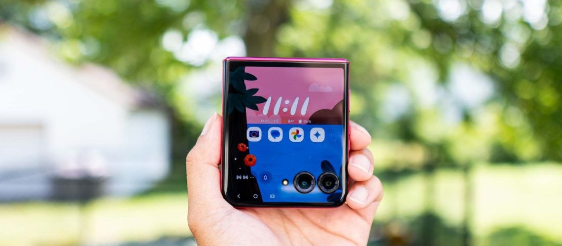 AI מגיע לטלפונים של Motorola Razr כאשר מוטורולה משיקה תוכנית בטא