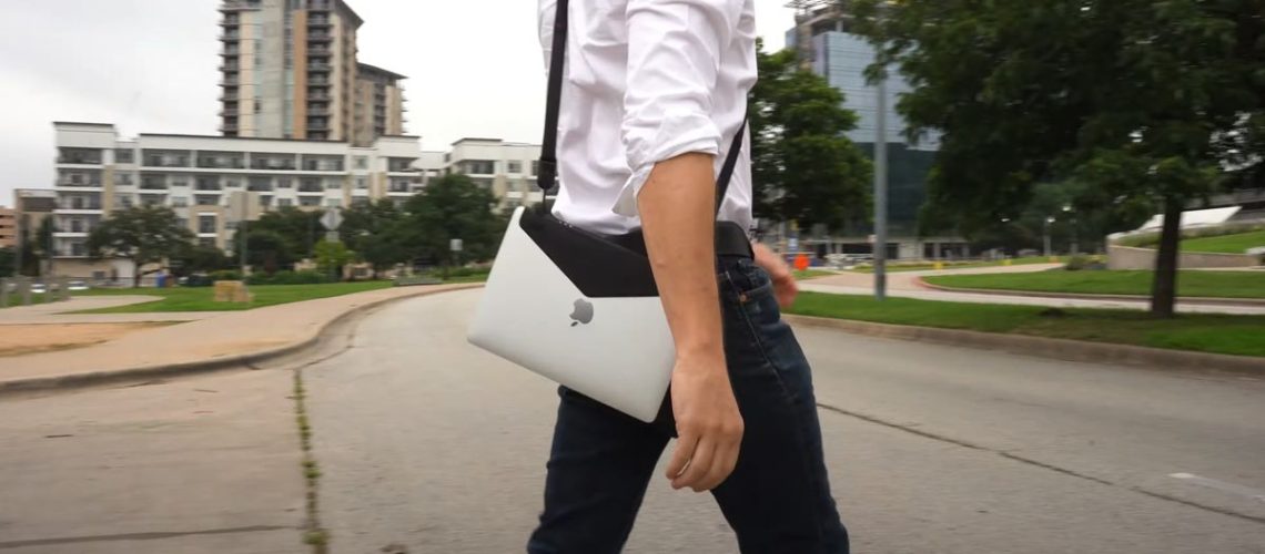 אני מאוד מודאג מכל מי שמשתמש ברצועת המחשב הנייד כדי לשאת את ה-MacBook שלו