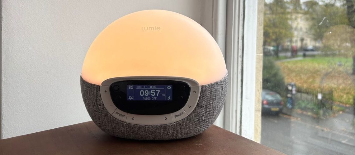 סקירת שעון מעורר של Lumie Bodyclock Shine 300 2024 מאת לורן ג'פריס שפורסמה ב-5 בדצמבר 24 בדקנו את ה- Lumie Bodyclock Shine 300 במשך שלושה שבועות. הנה איך הוא התפקד בהגדרה, הדמיית זריחה, הדמיית שקיעה וצליל.