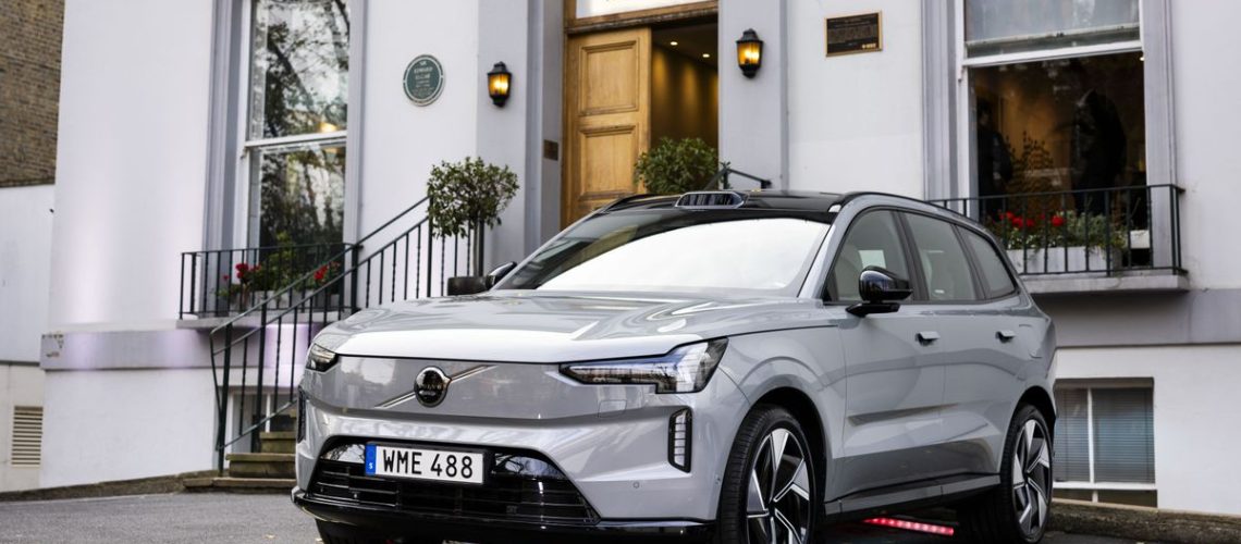 בדרך כלל אני שונא את איכות הסאונד במכוניות, אבל רכב השטח החשמלי החדש של וולוו הצחיק אותי לגמרי עם 'מצב אולפני Abbey Road' שלו