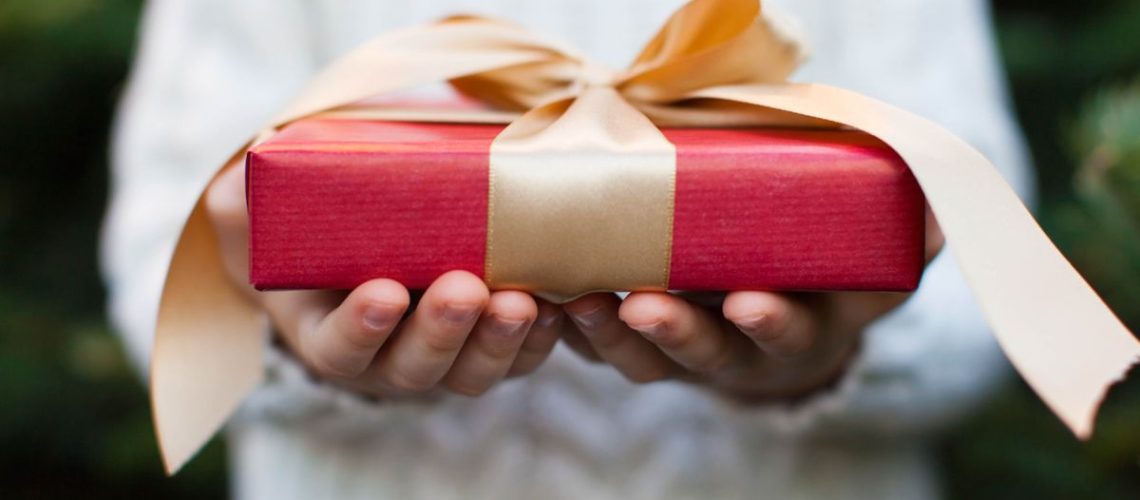 איך לעטוף מתנה בלי סרט - 5 טריקים חכמים שבאמת עובדים