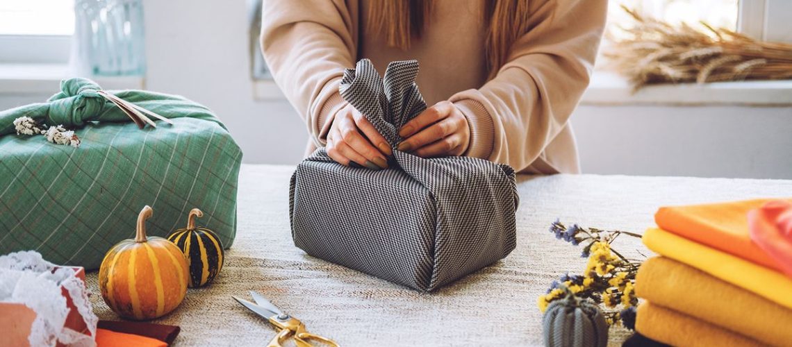 5 דרכים יצירתיות לעטוף את מתנות החג שלך ללא נייר עטיפה