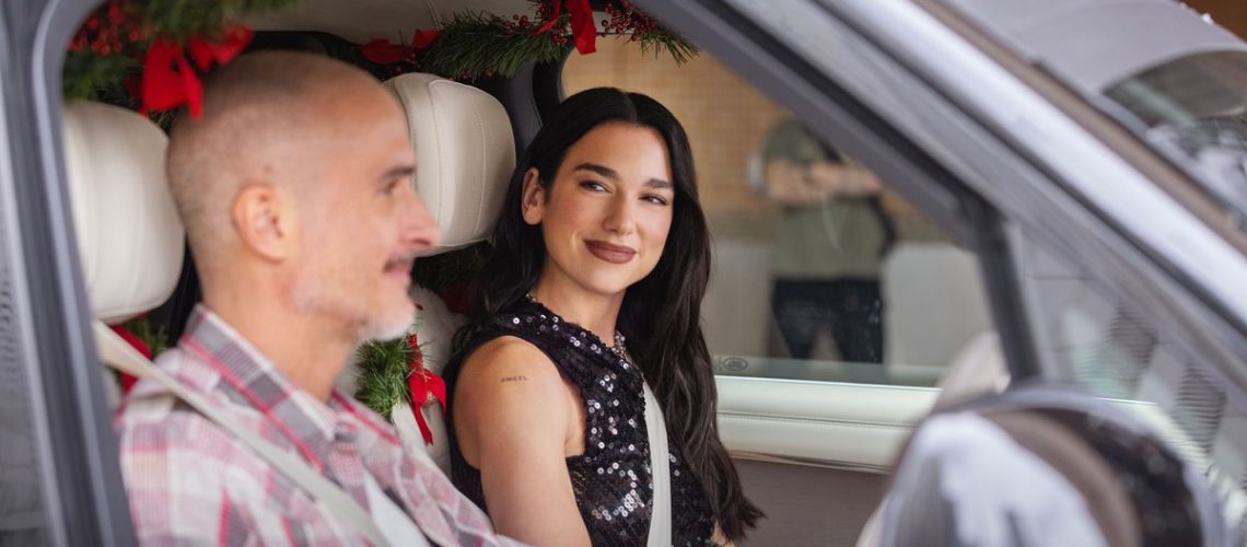 Apple TV Plus מציגה לראשונה את 'A Carpool Karaoke Christmas' עם Dua Lipa, Chappell Roan וליידי גאגא - והוא זורם עכשיו