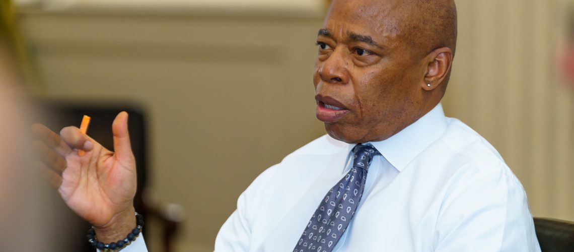 ראש עיריית ניו-יורק הנבוכה קורא לדיכוי הפגנות פרו-פלסטיניות בפני עיתונאים יהודים