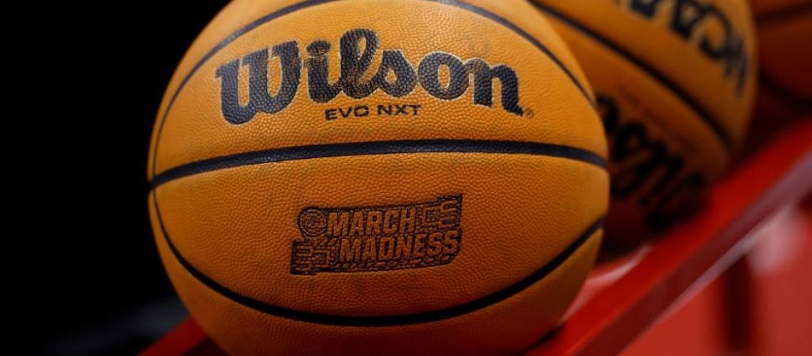 מרץ טירוף בשידור חי: צפה וזרם כדורסל NCAA, סיכויים והצטברות לארבע הראשונות