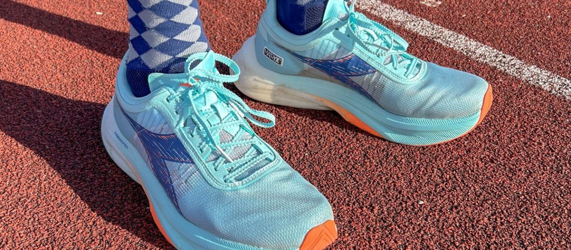 רצתי 35 מיילים בפחמן דיאדורה גארה 2-הנה פסק הדין שלי מאת ניק האריס-פריי שפרסם 25 במרץ 25, דיאדורה גארה פחמן 2 הוא רוכב נוח ומהיר שעובד גם כנעל אימונים מהירה, ונראה גם נהדר, אבל המחיר הגבוה אינו מעוצב.