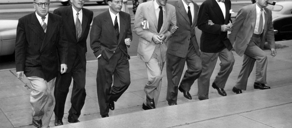 תערוכה חדשה בנושא רשימות שחורות מפחדות אדומות מציגה מקבילות מצמררות לעידן הנוכחי שלנו