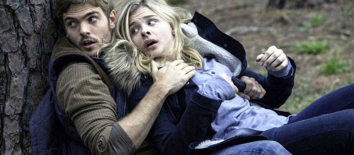 (L-R) Alex Roe as Evan Walker and Chloë Grace Moretz as Cassie Sullivan in "The 5th Wave"