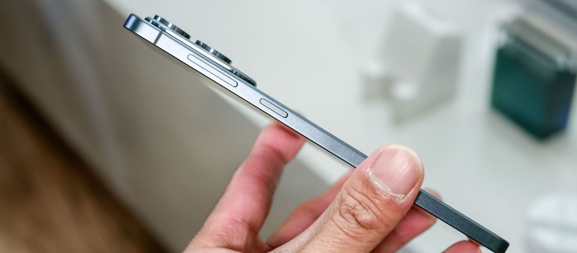 Samsung Galaxy S25 Edge right side
