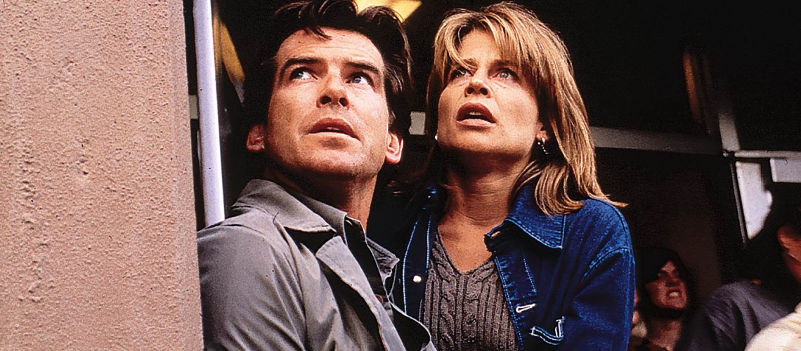 Pierce Brosnan and Linda Hamilton in Dante's Peak