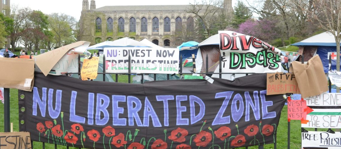 מאות סטודנטים בצפון -מערב מערב לא יכולים להירשם לשיעור מכיוון שהם לא יצפו בסרטון הכשרה נגד אנטישמיות. הנה מה שיש בזה.