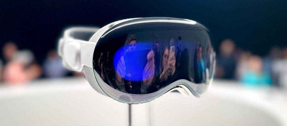 על פי הדיווחים, אפל מגרד מעקב אחר אוזניות Vision Pro לטובת משקפיים חכמים
