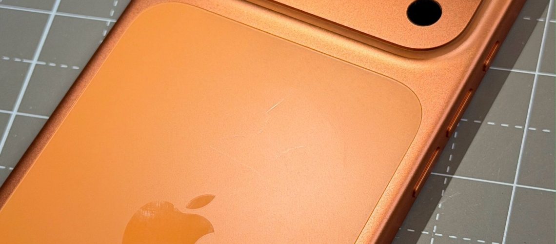 אייפון 17 Scratchgate: אפל מחליפה בשקט מטעני Magsafe שלכאורה השאירו 'שאריות' במכשירים חדשים