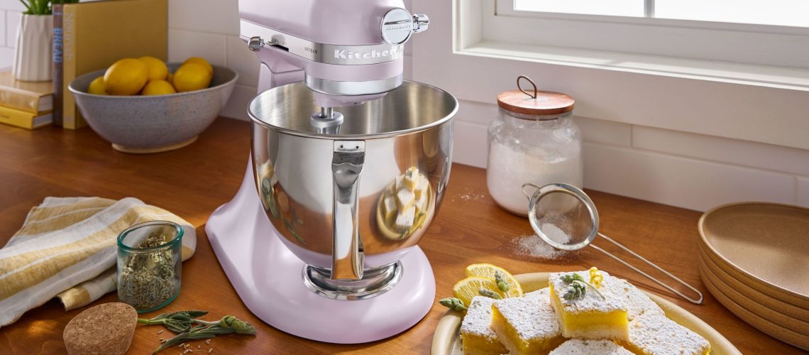 הצבע החדש של KitchenAid למיקסר העמדות האייקוניות שלו הוא החביב עלי עדיין - הנה הסיבה
