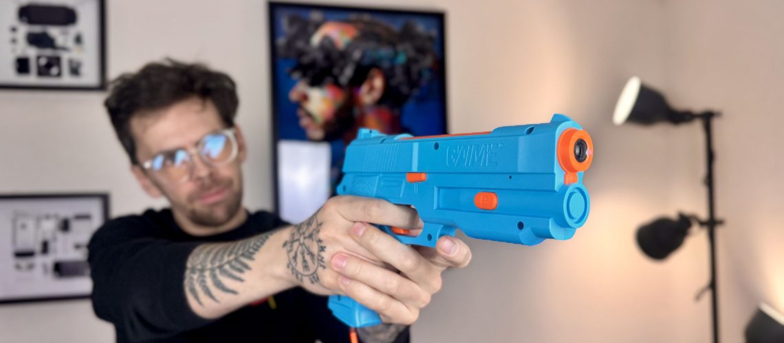 הפכתי את הסלון שלי לארקייד עם רובי האור של G'AIM'E והפסדתי לילה שלם ל-Time Crisis