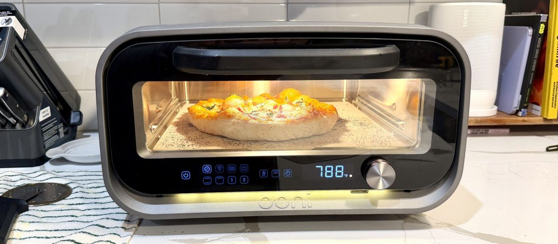 אופרה אוהבת את זה, בדקתי את זה - תנור הפיצה Ooni Volt 2 מהווה כיסוי חזק למקום על השיש שלך מאת קייט קוזוץ' פורסם ב-7 בנובמבר 25 קומפקטי, חזק ומושלם ללילות פיצה מקורה
