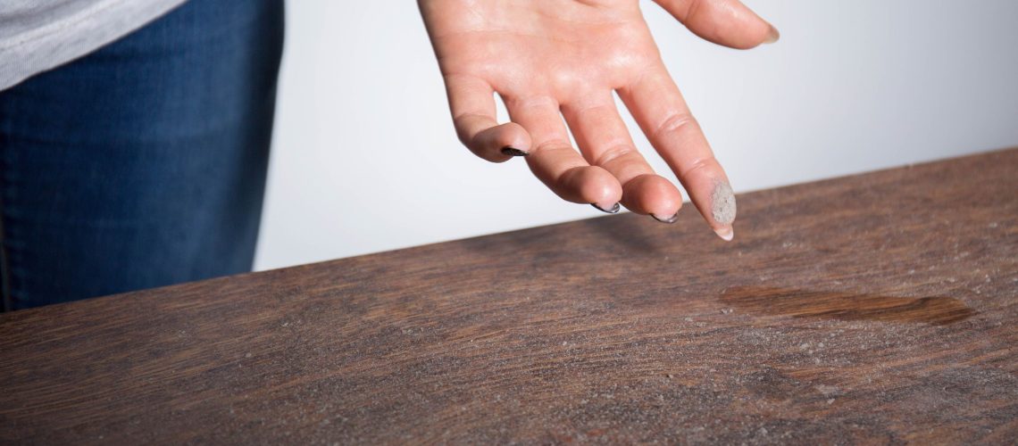 ספריי תוצרת בית זה עם 4 מרכיבים יסיר אבק מהמשטחים וימנע ממנו לחזור