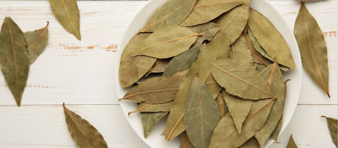 הפריצה הפשוטה הזו עשויה להיות הסוד להרחקת ריחות - וכל מה שאתה צריך זה עלי דפנה וסודה לשתייה