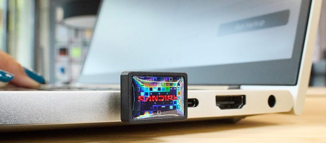 כונן ההבזק החדש 'Plug-and-Stay' של SanDisk מעניק למחשב הנייד שלך אחסון נוסף של 1TB בעיצוב זעיר תמורת 119 דולר בלבד
