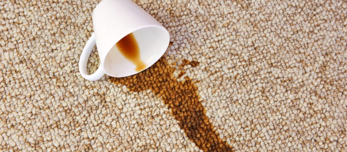 השטיח שלך לא נהרס לאחר שפיכת קפה - הנה 5 דרכים להציל אותו