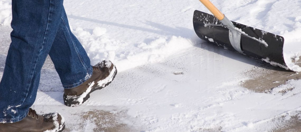 לא מלח - החלופה הזולה הזו תסיר את הקרח של שביל הכניסה שלך תוך דקות