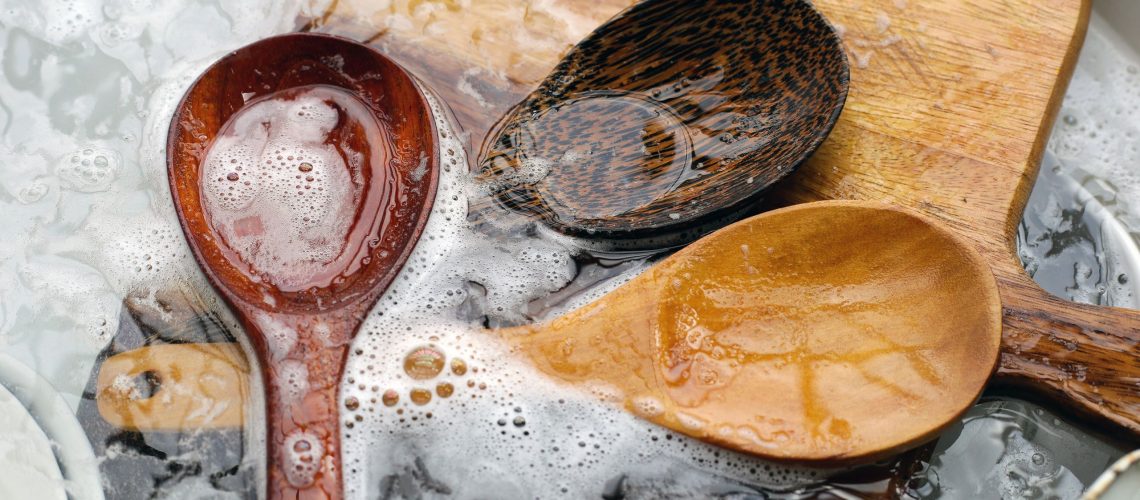 כפות העץ שלך הרבה יותר מלוכלכות ממה שאתה חושב - נקו ותצנן אותן מחדש בשלושת השלבים הפשוטים האלה