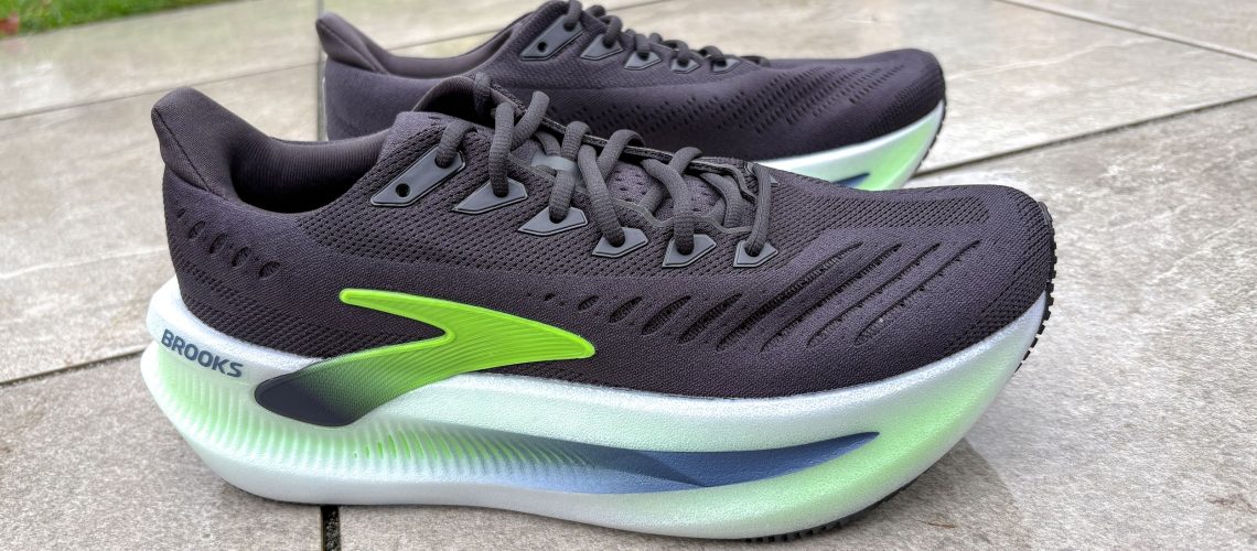 רצתי 40 מייל ב-Brooks Glycerin Max 2 - הנה פסק הדין שלי מאת ניק האריס-פרי פורסם ב-10 בדצמבר 25 ה-Brooks Glycerin Max 2 היא נעל טובה עם ריפוד מקסימלי, אבל העדכונים שבוצעו אינם מעידים על שיפורים ביחס ל-Glycerin Max המקורי.