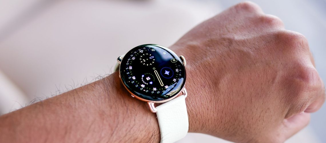 ה-Pixel Watch 4 תומך כעת בשניים מפקדי המחוות האהובים עלי, דמויי Apple Watch