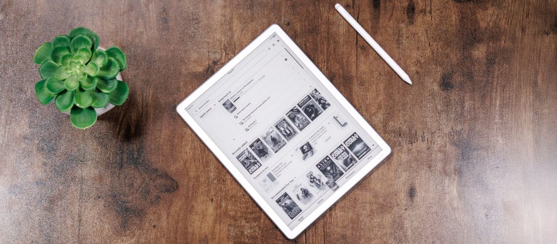 זה עתה בדקתי את ה-Kindle Scribe החדש - ועכשיו זה הבחירה שלי ל-Kindle מאת Tony Polanco שפורסם ב-11 בדצמבר 25. Kindle Scribe (2025) אולי לא הקורא האלקטרוני הטוב ביותר לרישום הערות, אבל הוא עדיין מספק חווית קריאה פנומנלית הודות לתצוגה החדה שלו בגודל 11 אינץ' והעיצוב הנוח שלו.