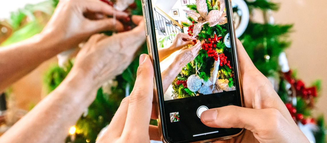 מחפשים להפוך את תמונות החג שלכם לחגיגיות יותר? נסה את 3 הטיפים האלה לטלפון מצלמות
