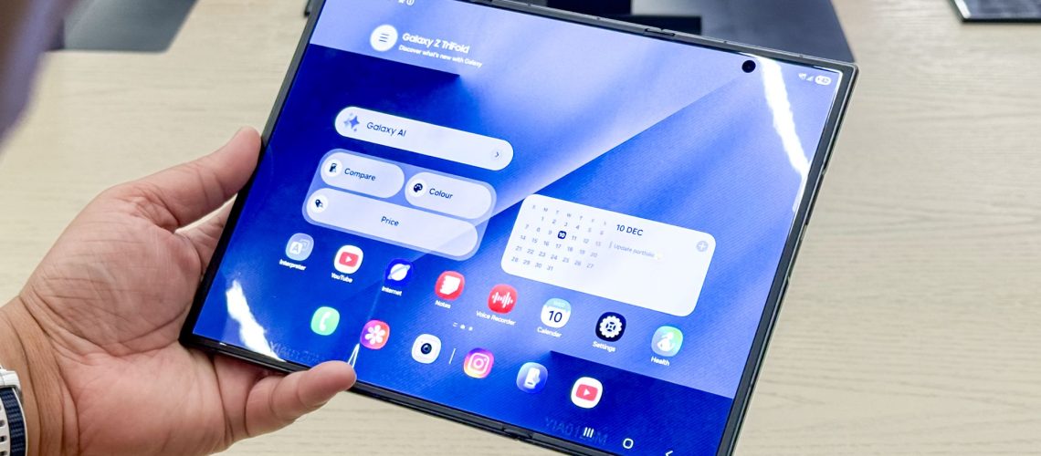 תשכחו מ-Galaxy Z TriFold: לפי הדיווחים סמסונג מפתחת 'קיפול רחב' שיתמודד עם אפל בשנה הבאה