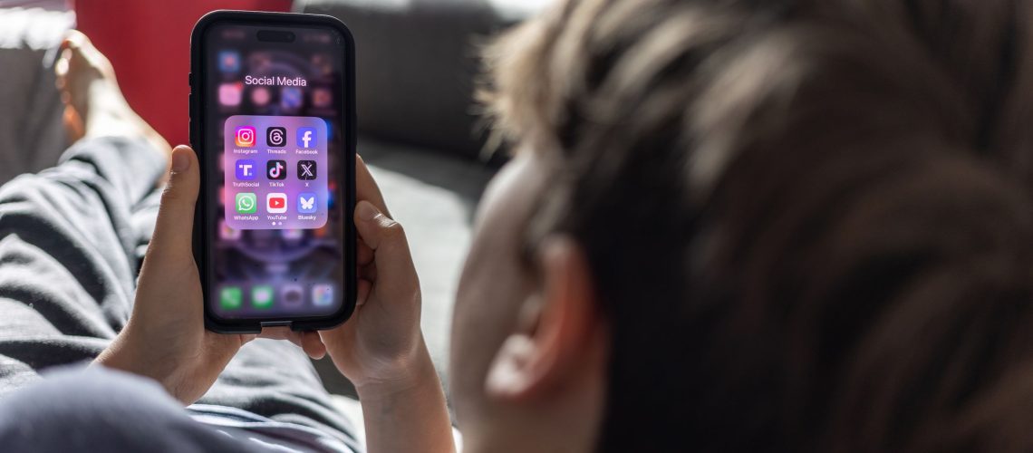 ניו יורק מציגה הגבלות מדיה חברתית עבור חשבונות בני נוער: מה זה אומר