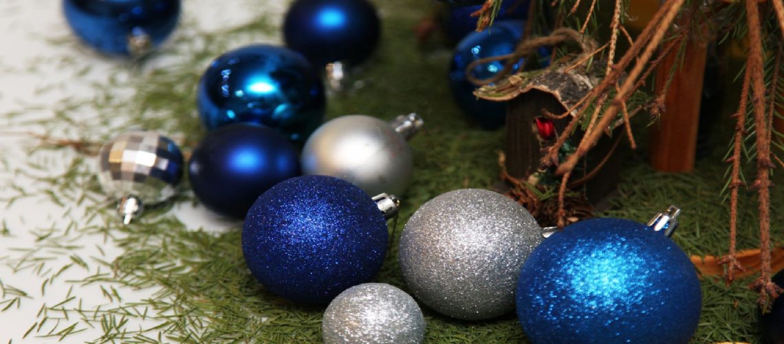 גיליתי את הדרך הקלה ביותר לנקות מחטי אורן מהשטיח - והיא גאונית