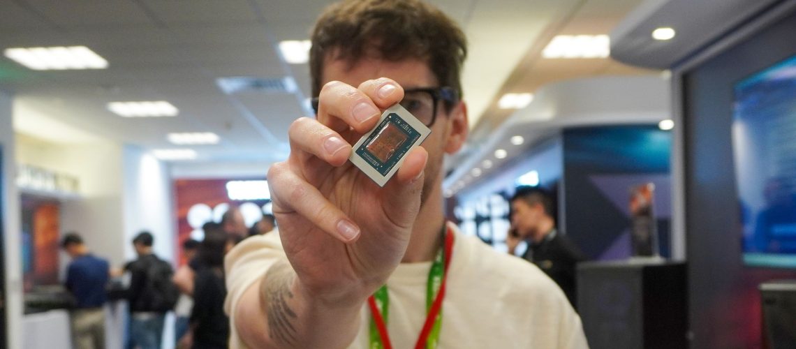 סדרת AMD Ryzen AI 400 עשויה להפוך סוף סוף את חרדת הטעינה לנחלת העבר - ביצועי Unplugged גבוהים פי 1.7 ושדרוגי ריבוי משימות גדולים