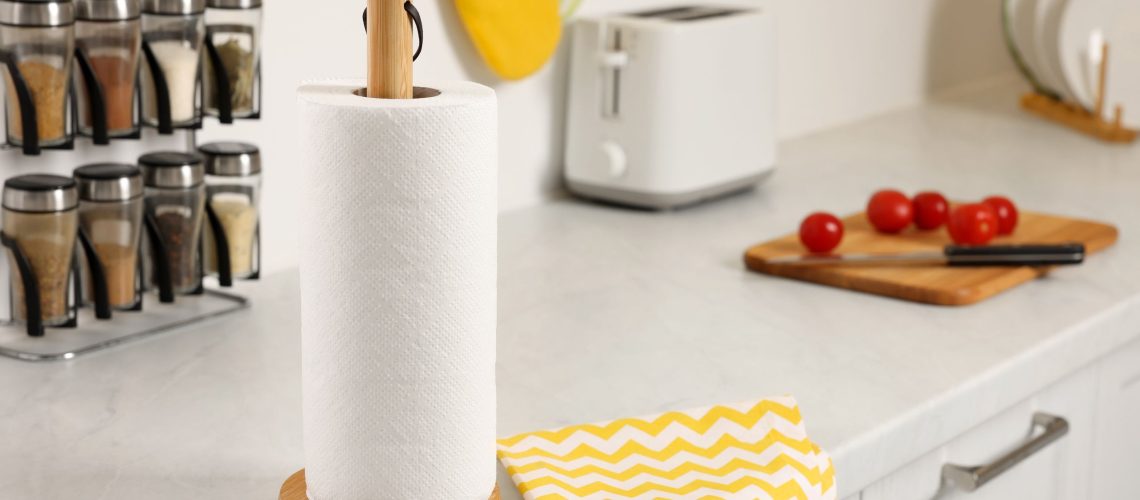 מדוע אנשים משאירים מגבות נייר על רצפת המטבח שלהם? יש סיבה טובה