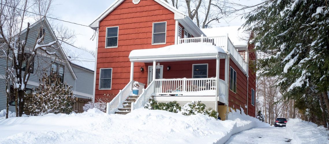 השלג הזה על הגג שלך שוקל יותר ממה שאתה חושב - הנה איך להסיר אותו בבטחה