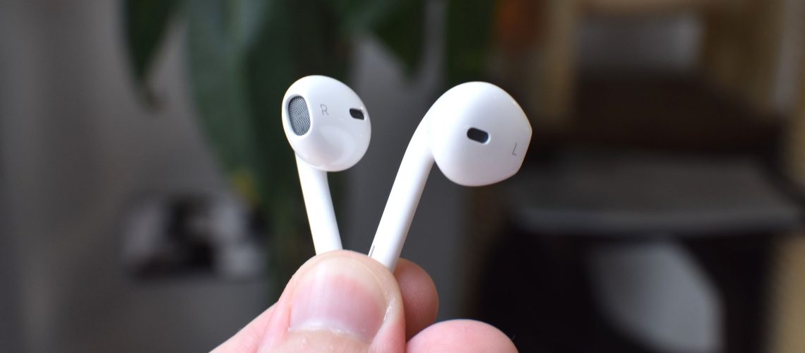 אולי אוזניות ChatGPT יגיעו ב-2026 - אבל האם הן באמת יכולות להתחרות ב-AirPods?