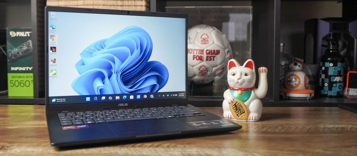 זה עתה בדקתי את המחשב הנייד הראשון שלי מסדרת AMD Ryzen AI 400 - ה-Asus Vivobook 14 מסמר בשקט את היסודות מאת Jason England פורסם ב-22 בינואר 26 ה-Asus Vivobook 14 לא ינצח לבבות, אבל הוא יעזור לך בשקט לעמוד בלוחות זמנים עם התמקדות בארגונומיה, ביצועים הוגנים בטווח הביניים, חיי סוללה מוצקים וחיי סוללה נוחים.