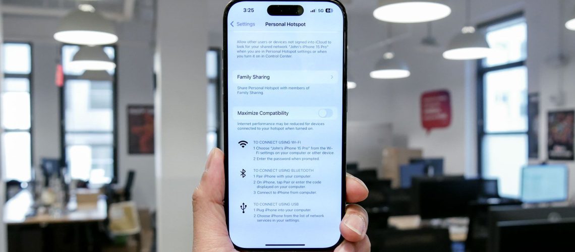 לאייפון ולטלפונים אנדרואיד יש תכונת שיתוף אינטרנט נסתרת שהיא מאובטחת יותר מנקודה חמה של Wi-Fi - הנה איך להשתמש בה