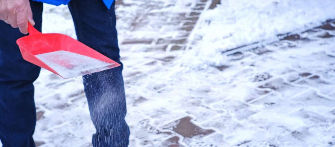 תפסיק להרוג את הדשא שלך: 5 שיטות בטוחות להסרת הקרח שאתה צריך לדעת