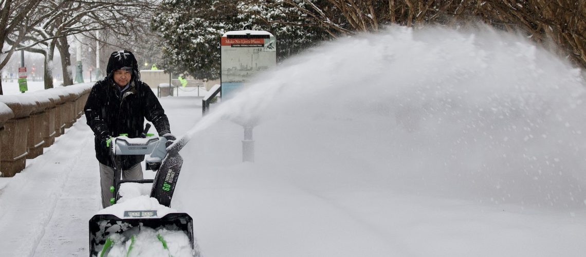 Winter Storm Fern בשידור חי - כמויות שלג, טיסות שבוטלו, הפסקות חשמל וטיפים להיחלץ מהסערה