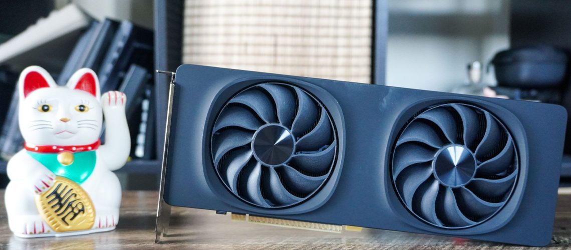 בלעדי: אינטל מאשרת שדור ה-XeSS 3 Multi-frame יגיע ל-Arc B580 בחודש הבא - ועכשיו זו המלצת ה-GPU המובילה שלי