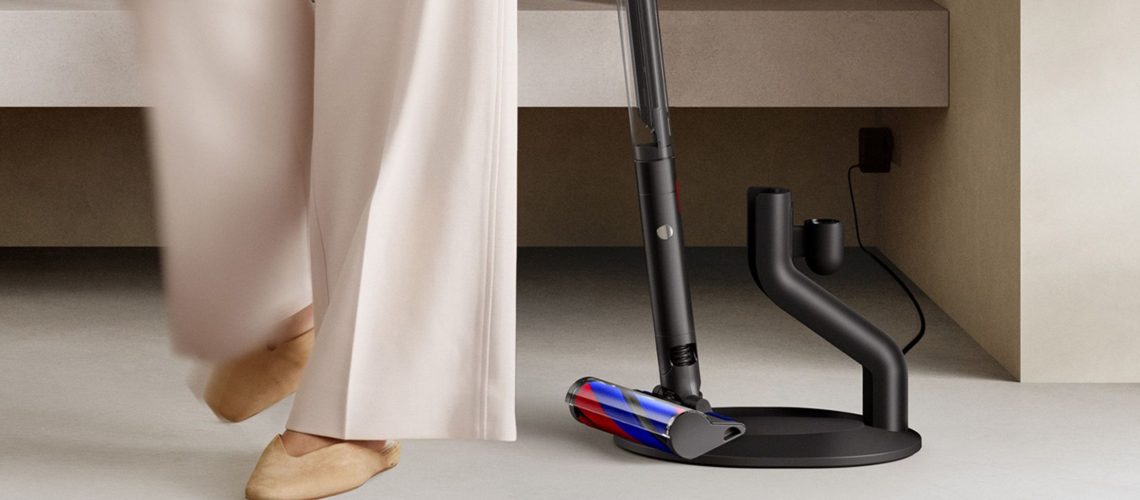 השואב החדש של דייסון הוא כל כך דק שהוא נראה כמו מטאטא היי-טק - והוא הושק זה עתה בארה"ב