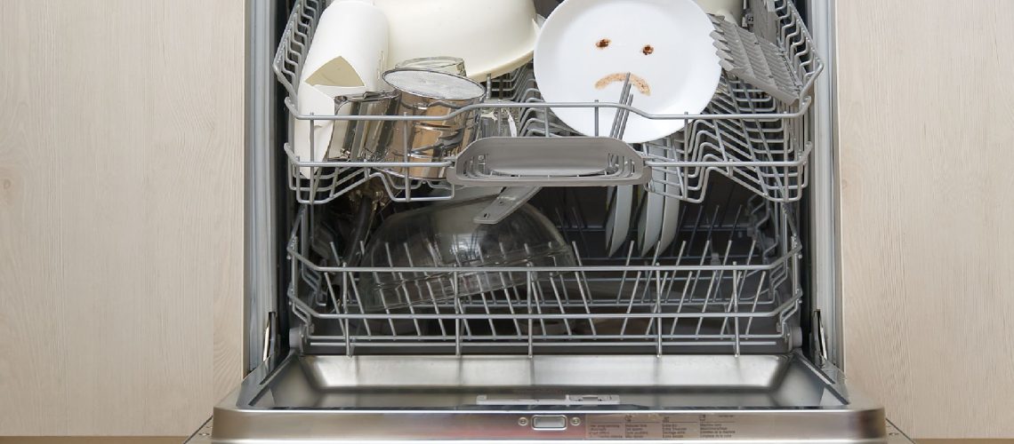 5 סיבות מדוע מדיח הכלים שלך משאיר את הכלים שלך מלוכלכים - וכיצד לתקן את זה