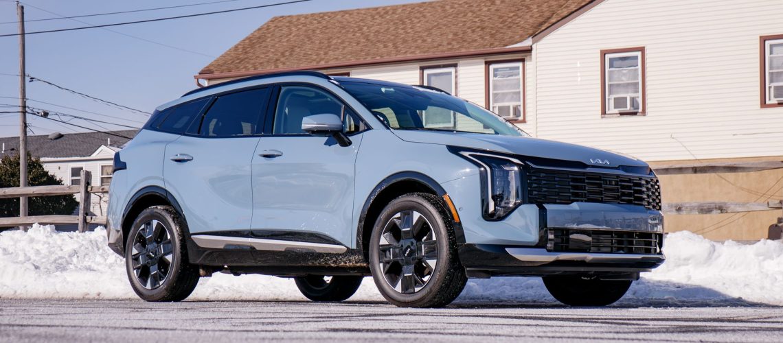 נהגתי בקיה ספורטאז' היבריד במשך שבוע - וזה רכב השטח המושלם לאנשים שלא מוכנים לרכב חשמלי מאת ג'ון ולסקו פורסם ב-15 בפברואר 26. בחירת העורך. קיה ספורטאז' היבריד 2026 הוא רכב שטח קומפקטי עם תכונות סגנון ונוחות, שעוזרות לו לנטוש את הסטריאוטיפ ההיברידי.