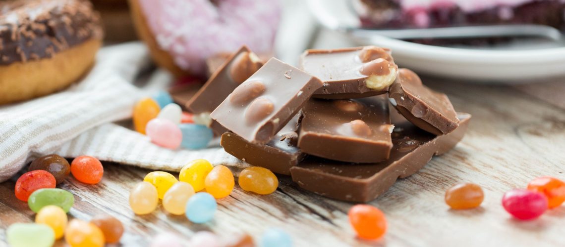 כיצד להסיר כתמי שוקולד מבדים - עצות מומחים לניקוי בגדים, שטיחים וספות