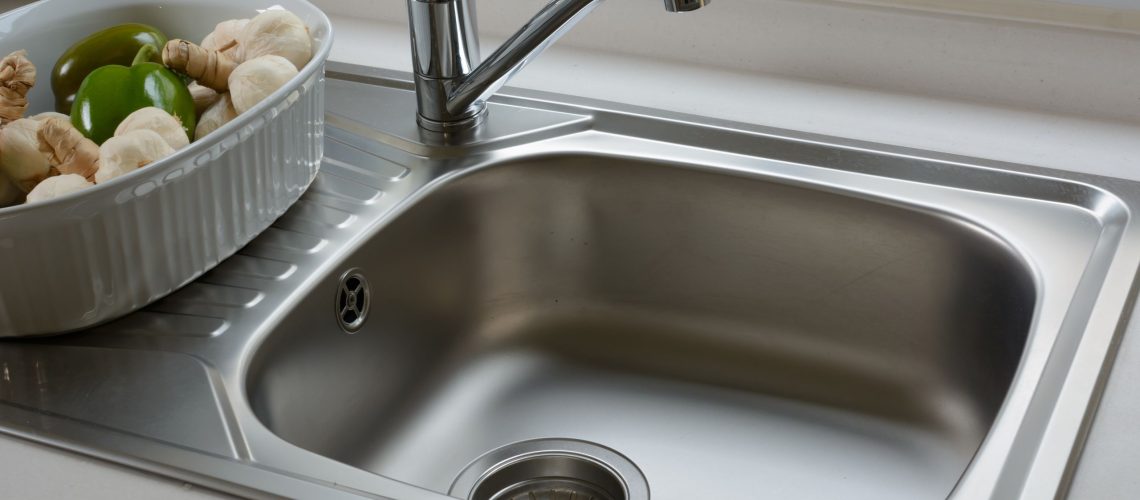 כיור הנירוסטה שלי נראה משעמם במשך שנים - עד שהשתמשתי בשני סיכות המזווה האלה